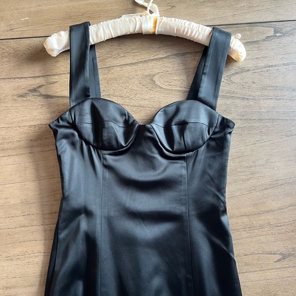 Elegant Black Satin Dress - Picture 1 of 7